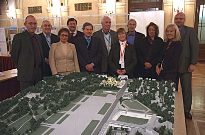 Jury de concurso, a la derecha Eva Jiricna y Valstimil Jezek