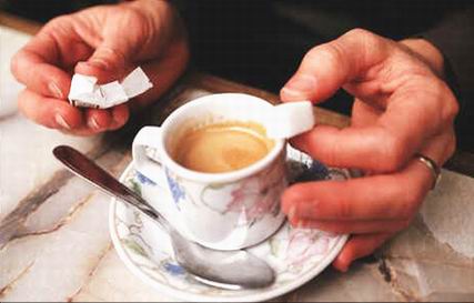 Me estoy bebiendo un café terrible - Piju hrozné kafe