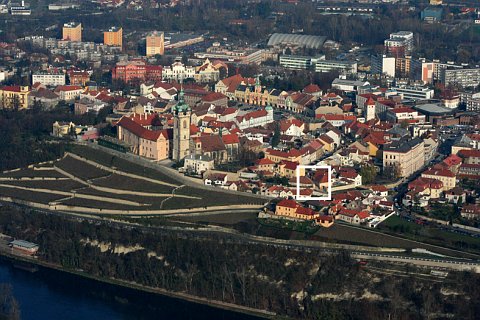 Historické jádro Mělníka, vyznačeno místo výzkumu a nálezu v České ulici, foto: ARUP, zdroj: Archeologický ústav Praha