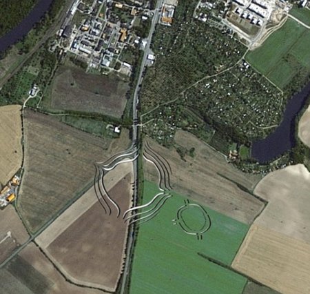 Letecký pohled na první dva rondely, objevené při stavbě obchvatu Kolína v r. 2008, foto: Archeologický ústav AV