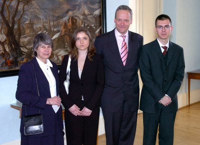 Linda Duffield, Cyril Svoboda and the winners of the competition, photo: www.mzv.cz