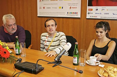 David Čeněk (en medio), foto: www.zlinfest.cz