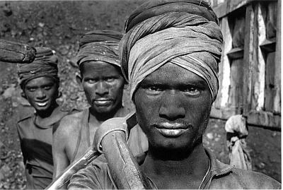 Workers, photo: Sebastiao Salgado, Leica Gallery Prague