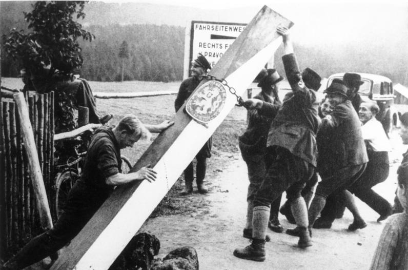 Sudeten Germans in 1938, photo: Bundesarchiv, Bild 183-58507-003 / CC-BY-SA 3.0 Sudeten Germans in 1938, photo: Bundesarchiv, Bild 183-58507-003 / CC-BY-SA 3.0