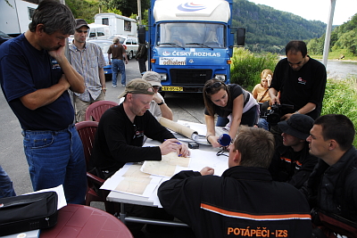 Porada nad sonarovou mapou s Petrem Slavíkem (uprostřed), foto: www.rozhlas.cz/tank
