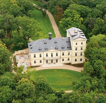 Photo: www.chateaumcely.com