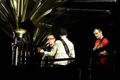 U2 playing together with Czech fans, photo: www.youtube.com