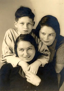 Junger William Teltscher mit seiner Mutter (Foto: www.vysoketamarysky.cz)