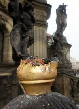 Poškození na Sloupu Nejsvětější trojice, zdroj: Olomoucký deník, 23.5.2008