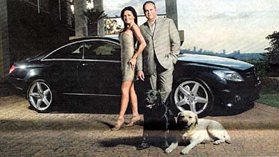 Radovan Krejčíř posiert mit seiner Frau im Kalender einer Autofirma (Foto: Ondřej Pýcha, MF Dnes 12.12.2008)