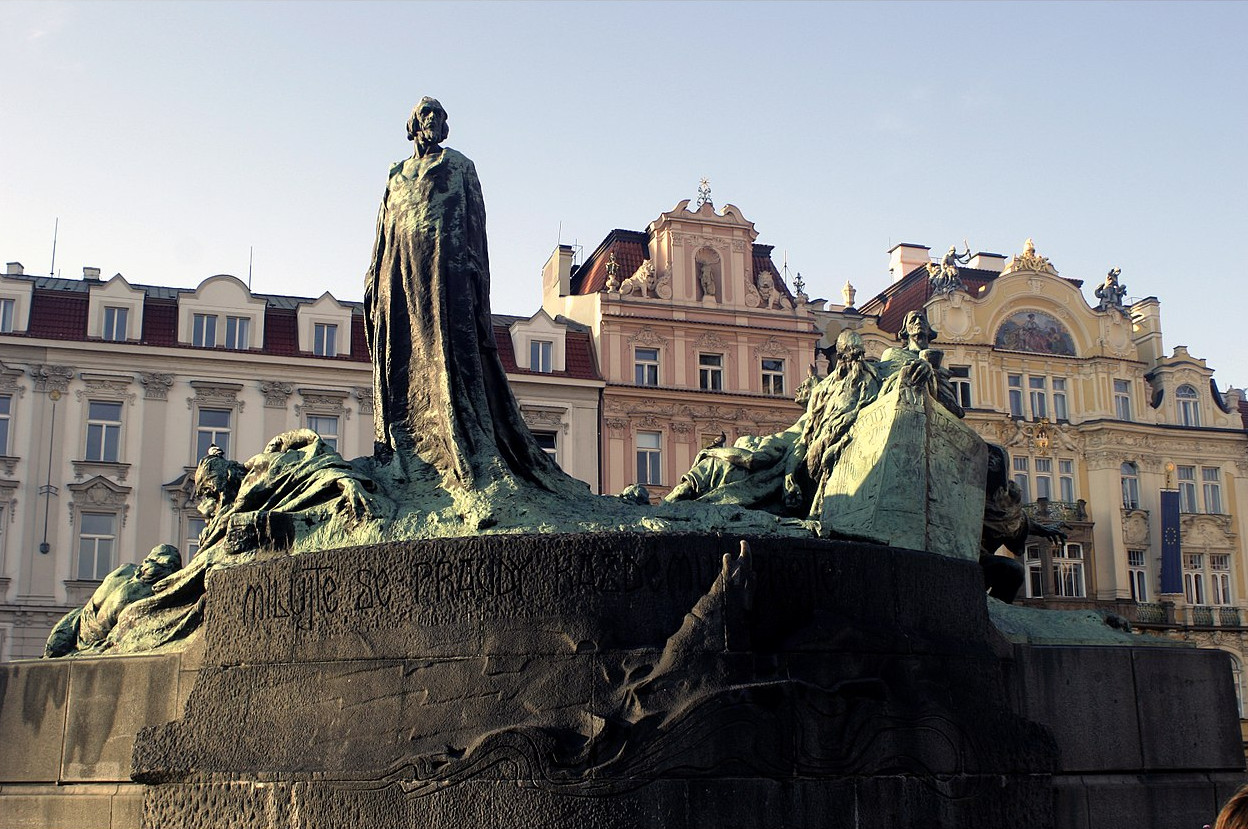 Estatua de Jan Hus en la Plaza de la Ciudad Viejam foto: JCNazza CC BY 3.0 Estatua de Jan Hus en la Plaza de la Ciudad Viejam foto: JCNazza CC BY 3.0