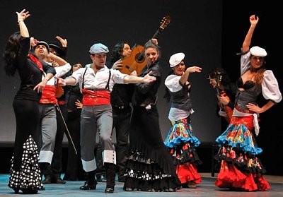 Bailarines y músicos interactúan durante el espectáculo, foto: londres.cervantes.es