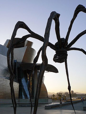 Las araňas de Louise Bourgeois en el museo Guggenheim de Bilbao. Foto: Wikipedia