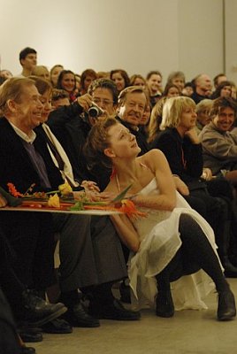 Объявление победителя премии Халупецкого в 2009 г., слева Вацлав Гавел (Фото: www.doxprague.org)
