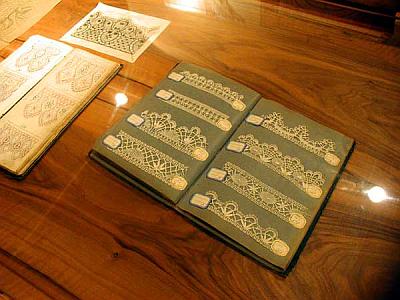  Carnet d'échantillons de Dentelle du Puy, photo: www.ladentelledupuy.com