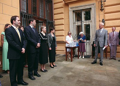 Татьяна Остапчук (третья слева) получила в 2009 г. премию премии имени Отто Вихтерле (Фото: Станислава Киселова, Бюллетень Академии, www.avcr.cz)