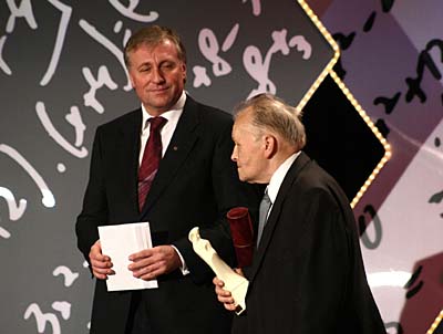 Antonín Holý was awarded by the Czech Brain Prize. Prime minister Mirek Topolánek (left), photo: www.vlada.cz