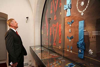 Mirek Topolánek a inauguré l'exposition 'La beauté de la phaléristique européenne'