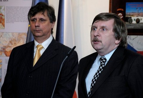 Předseda vlády Jan Fischer a autor výstavy Jiří Fidler při zahájení výstavy, foto: icv.vlada.cz