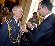 Le général Stanislav Hlucka est décoré par l'ambassadeur de France, M. Joël de Zorzi (photo: CTK)