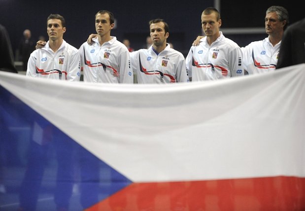 Zleva čeští hráči František Čermák, Lukáš Rosol, Radek Štěpánek, Tomáš Berdych a nehrající kapitán Jaroslav Navrátil, foto: ČTK