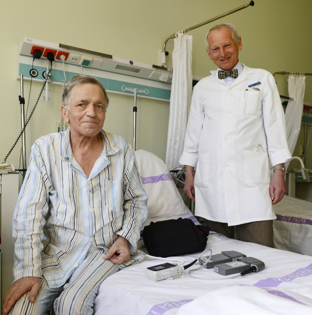 Jan Pirk avec un patient avec le cœur artificiel, photo: CTK Jan Pirk avec un patient avec le cœur artificiel, photo: CTK