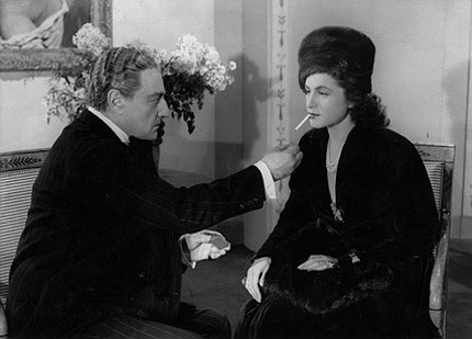 Aux deux colombes de Sacha Guitry