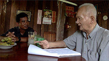 Thet Sambath, Nuon Chea (right), photo: www.enemiesofthepeoplemovie.com