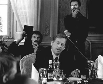 Vaclav Havel filmé par Pavel Koutecky (à droit) et Stano Slusny, photo : Michal Hladik
