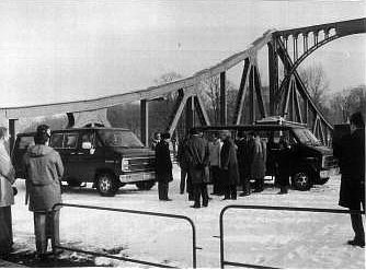 L'échange sur le pont Glienicker Brücke le 11 février 1986, photo: wmediation.com