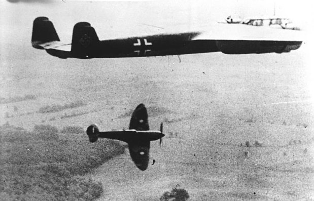 Do 17 und Spitfire in der Luftschlacht über Großbritannien (Foto: Bundesarchiv)