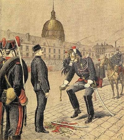 Le capitaine Alfred Dreyfus est solennellement dégradé dans la cour de l'Ecole Militaire, à Paris, 1895