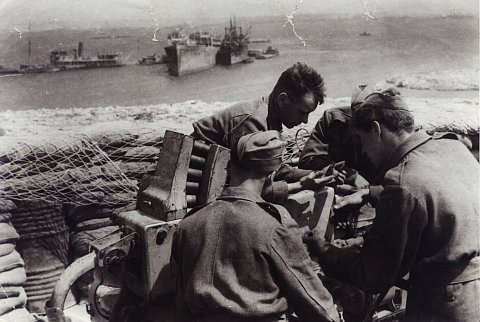 Josef Hercz (à droite) dans le port de Tobrouk bombardé