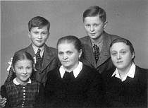 Les frères Josef et Ctirad Mašín avec leur sœur Zdena et la grand-mère Emma Nováková et la mère Zdena Mašínová