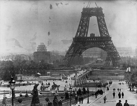 La construction de la tour Eiffel en 1888