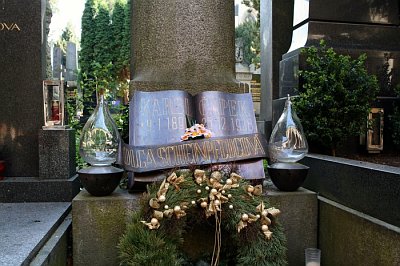 The grave of Karel Čapek and his spouse Olga Scheinpflugová