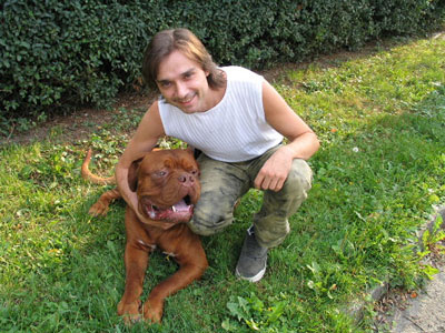 Richard Pachman con su perro Alois