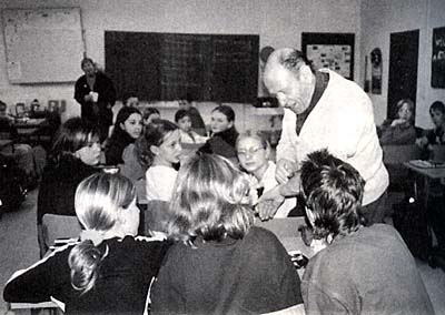 Artur Radvansky im Gespräch mit Senftenberger Schülern im Jahre 2001