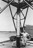 Frank Malina s raketou WAC-Corporal, 11.říjen 1945, foto: NASA/JPL Frank Malina s raketou WAC-Corporal, 11.říjen 1945, foto: NASA/JPL