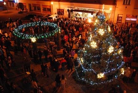 Adventní věnec a vánoční strom v Miroslavi na Znojemsku, foto: www.mesto-miroslav.cz