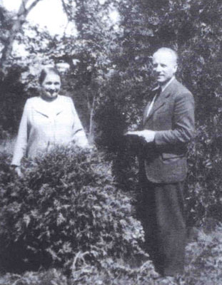  Olga Fierz und Premysl Pitter im Park des Schlosses Kamenice (1946)