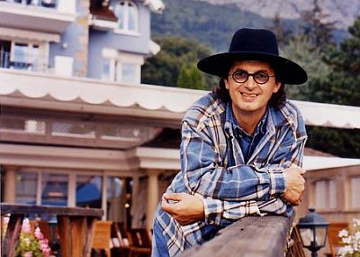 Marc Veyrat devant son auberge en Haute-Savoie