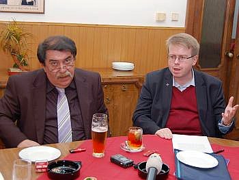 Otokar Löbl (vlevo) a historik Michal Pehr, foto: Žatecký deník, 9.11.2009