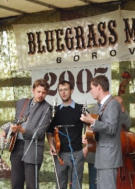 Lee Bidgood (in the middle)