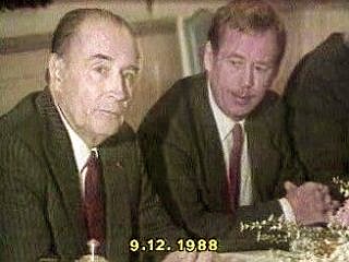 François Mitterrand et Václav Havel pendant le petit déjeuner avec les dissidents en 1988