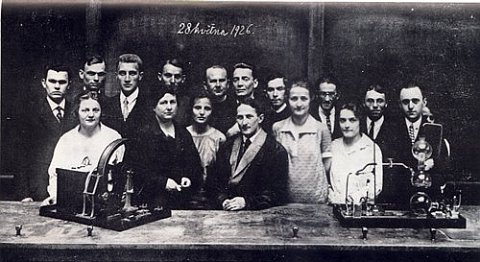 Ярослав Гейровский со студентами, 1926 г.