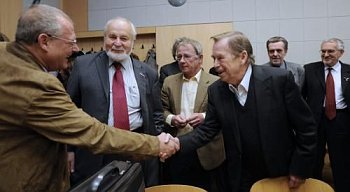 Adam Michnik y Václav Havel, foto: www.ct24.cz