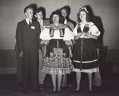 Jaroslava Moserova (in the middle)