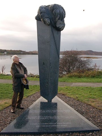 Paul Millar près de mémorial au port d’Arisaig