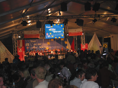 Celebrations at the Guglwald-Predni Vyton border